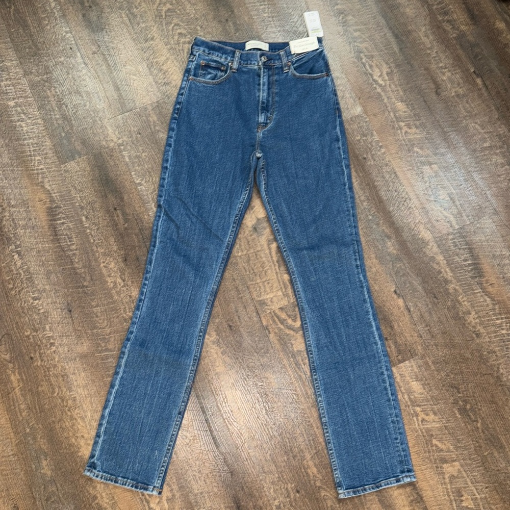 A&F Ultra High Rise - The Slim Straight. Size 27/4L